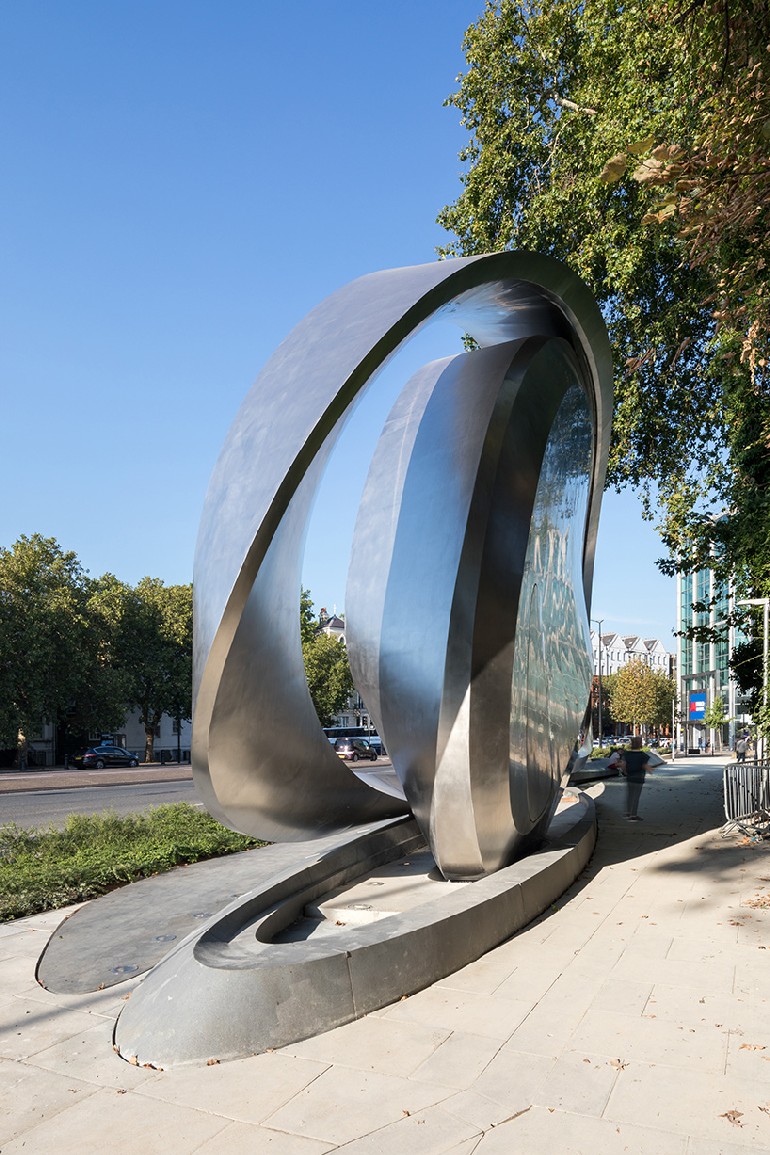 Zaha Hadid Design Unveils New Sculptural Billboard In London
